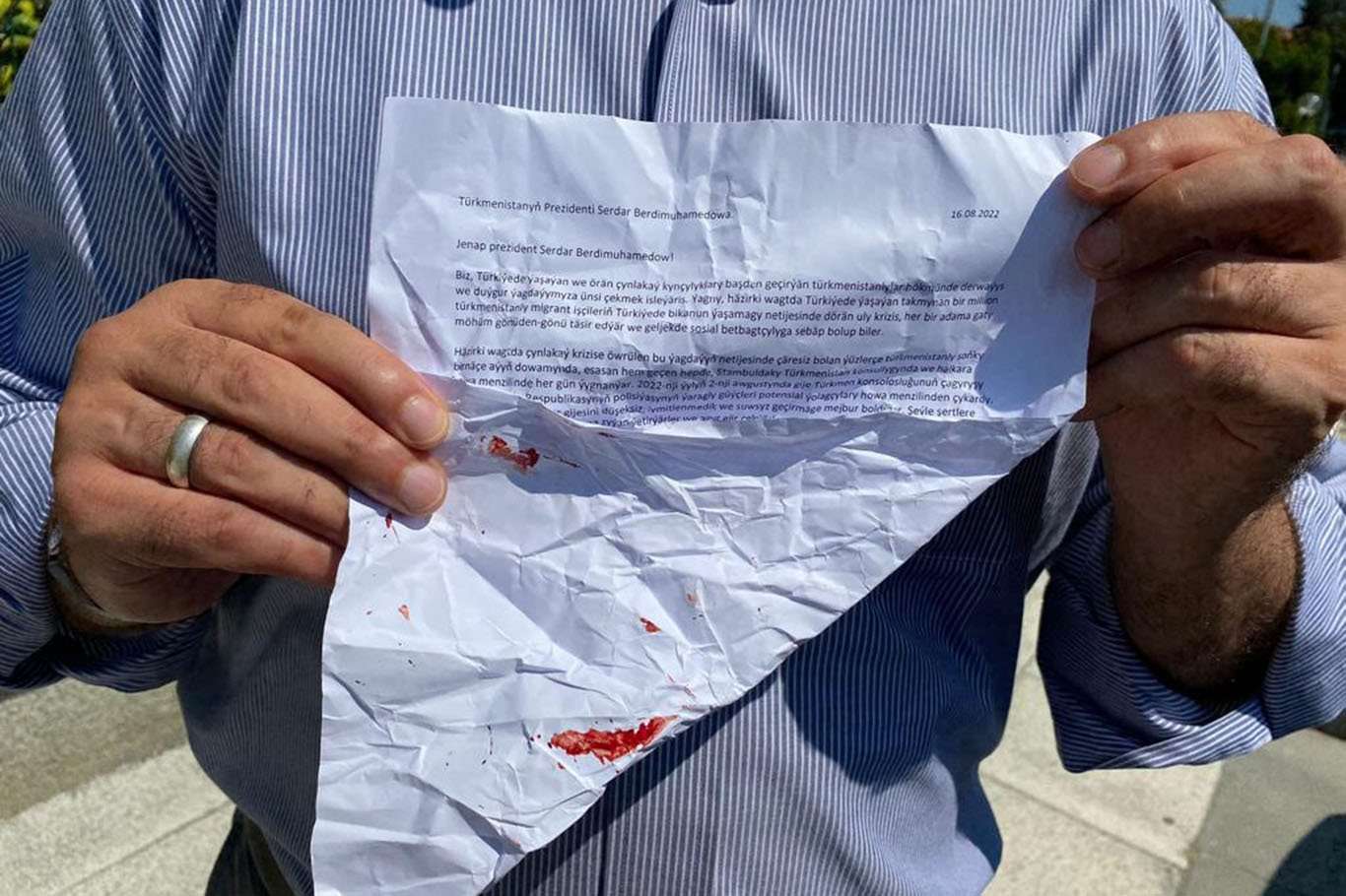 Türkmenistan Konsolosluğu önünde darp edilenler konuştu: Amacımız sadece bir mektup vermekti Türkmenistan Konsolosluğu önünde darp edilenler konuştu: Amacımız sadece bir mektup vermekti